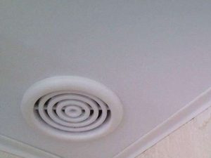 Установка вентиляционных решеток в натяжном потолке