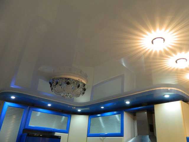 Двухуровневый натяжной потолок на кухню (белый, синий)