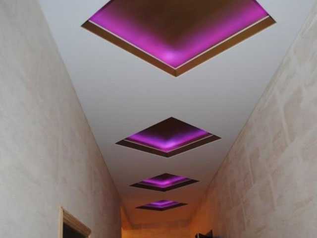 Двухуровневый потолок ПВХ в коридоре с подсветкой