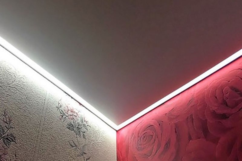 Контурные линии и подсветка натяжного потолка