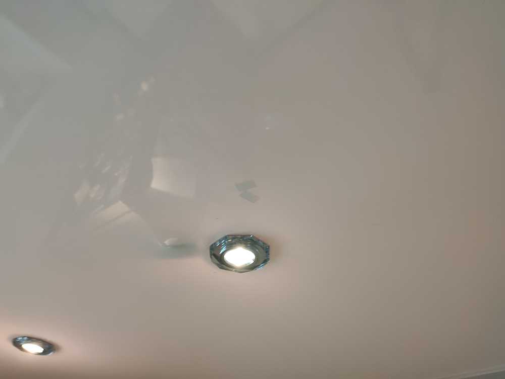 Просвечивающийся натяжной потолок со старыми точечными светильниками