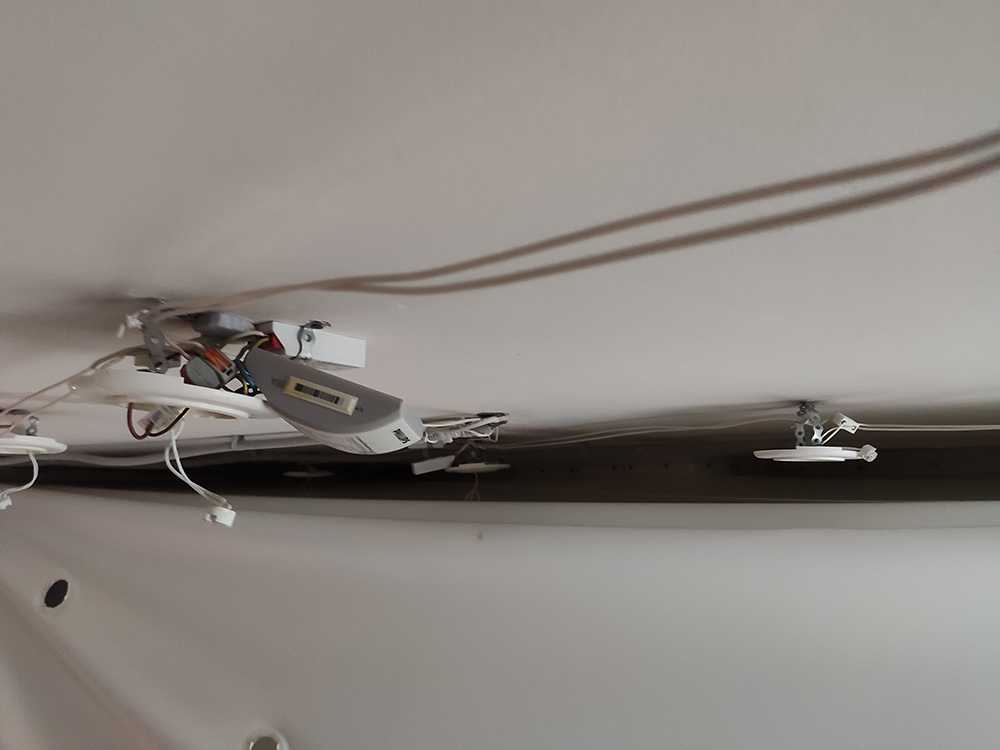 Замена светильников и трансформаторов в натяжном потолке. 